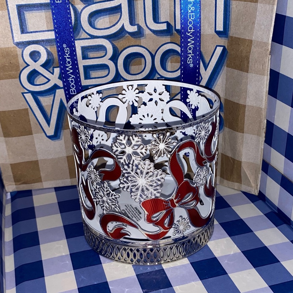 BATH AND BODY WORKS RED BOWS & SNOWFLAKES 3-WICK CANDLE HOLDER